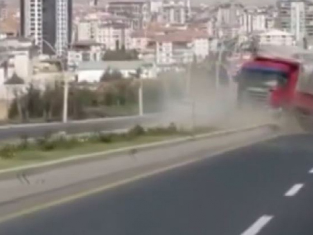 Freni boşalan kamyon araçlara çarpmadan 2 kilometre geri geri gitti