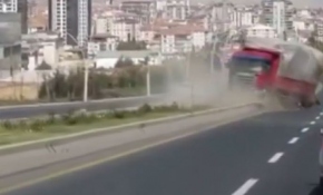 Freni boşalan kamyon araçlara çarpmadan 2 kilometre geri geri gitti