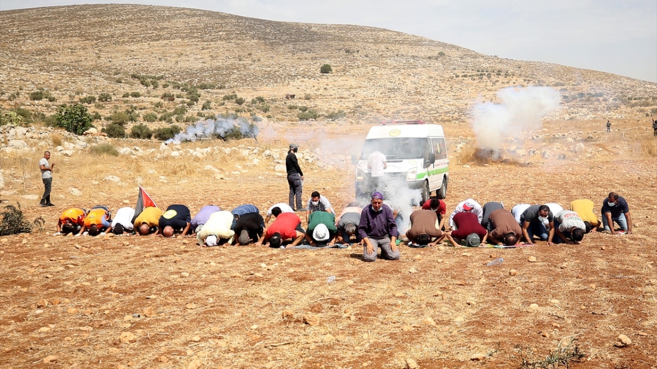 Olayda çok sayıda kişi atılan gazdan etkilenirken, cemaat namazı yarıda kesmek zorunda kaldı. 
