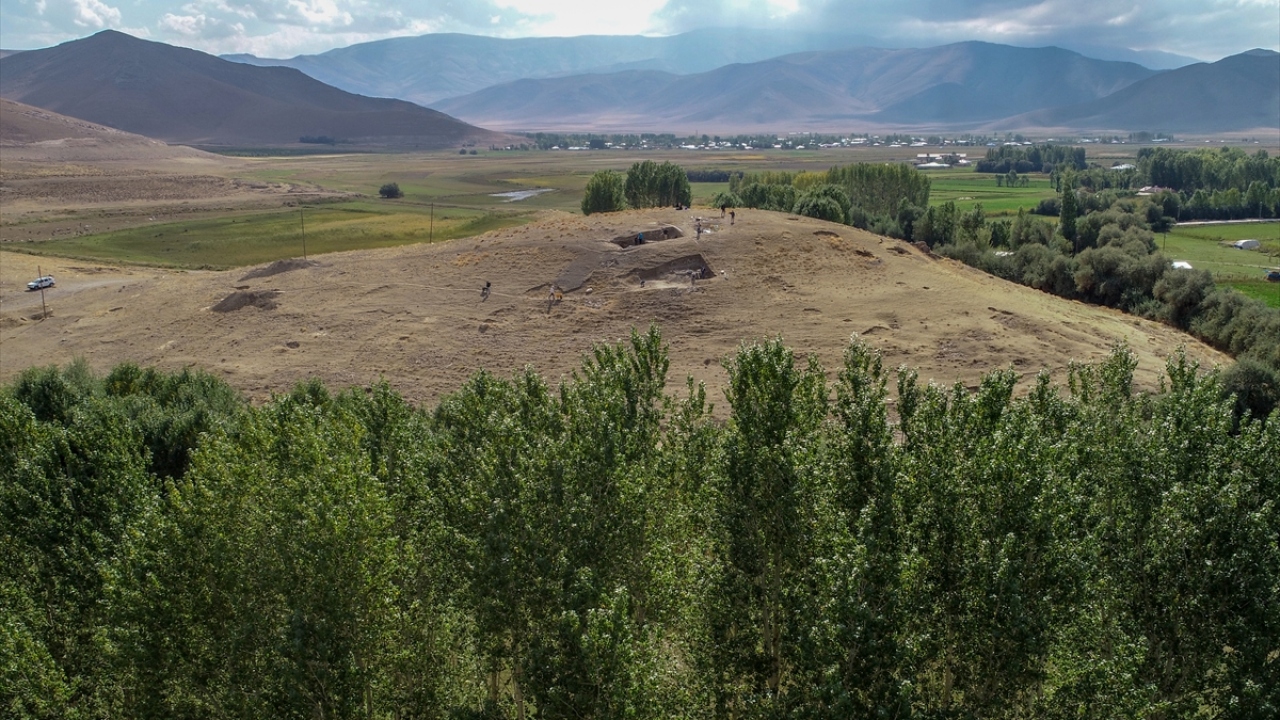 Van`ın Gürpınar ilçesindeki İremir Höyüğü`nde bu yıl başlatılan kazı çalışmalarında Erken Tunç Çağı`na ait buluntulara rastlandı.