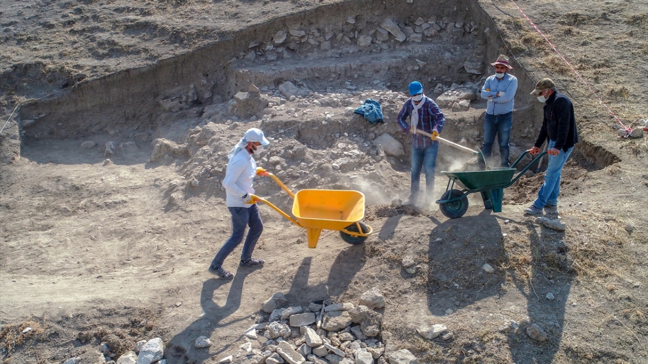 Bir konutun depo bölümü olarak kullanıldığı tahmin edilen alandan çıkarılan çanak, çömlek ve seramiklerle Erken Tunç ve Demir çağlarına ait yaşamın izleri arkeologları heyecanlandırdı.