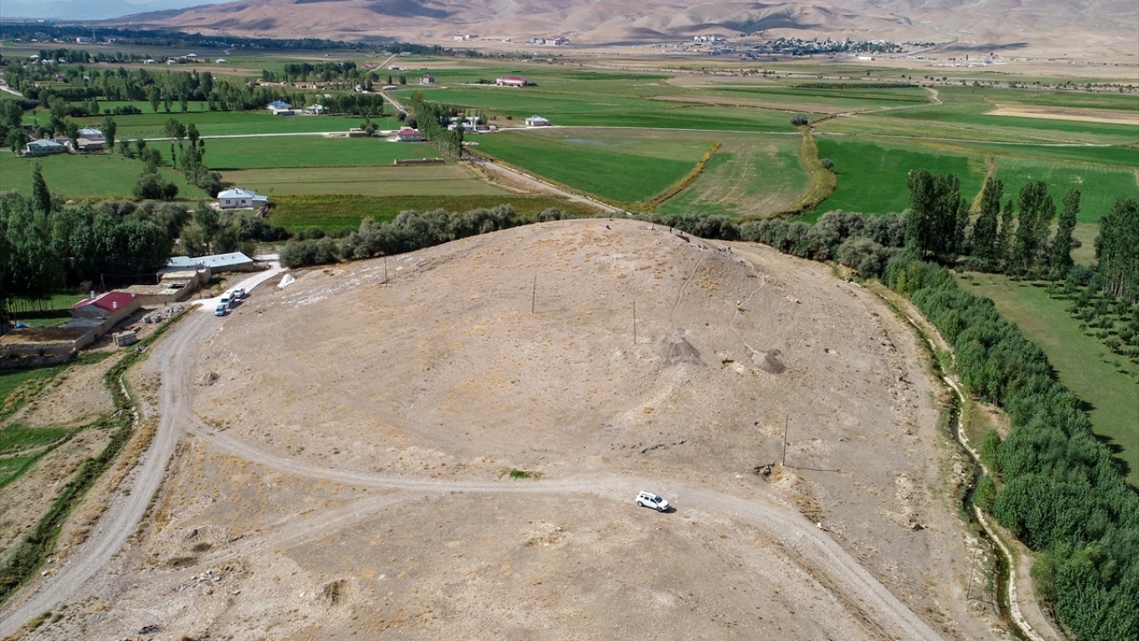 Kazı Başkanı Uslu, yaptığı açıklamada, birinci derece sit alanı içinde yer alan höyükte bu yıl arkeolojik kurtarma kazısı başlattıklarını söyledi.