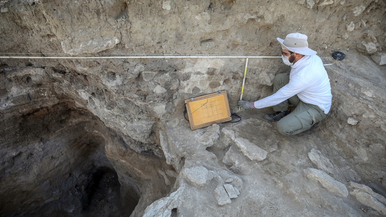 Doç. Dr. Hanifi Biber de bilimsel kazı çalışmalarıyla hem höyüğü kurtarmayı hem de Van`ın dip tarihine ışık tutmayı amaçladıklarını belirtti. 