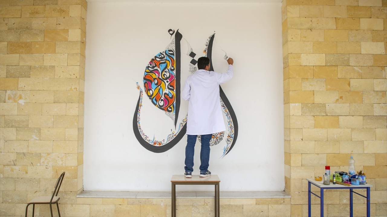 Arap hat sanatını anlam dolu renklerle süslemeyi ve harflere canlı bir ritim vermeyi seçen sanatçı, tarihi Kayravan şehrinin kültürel hafızasını ve Arap kimliğini temsil eden hat sanatını gelecek nesillere aktarmak istiyor.