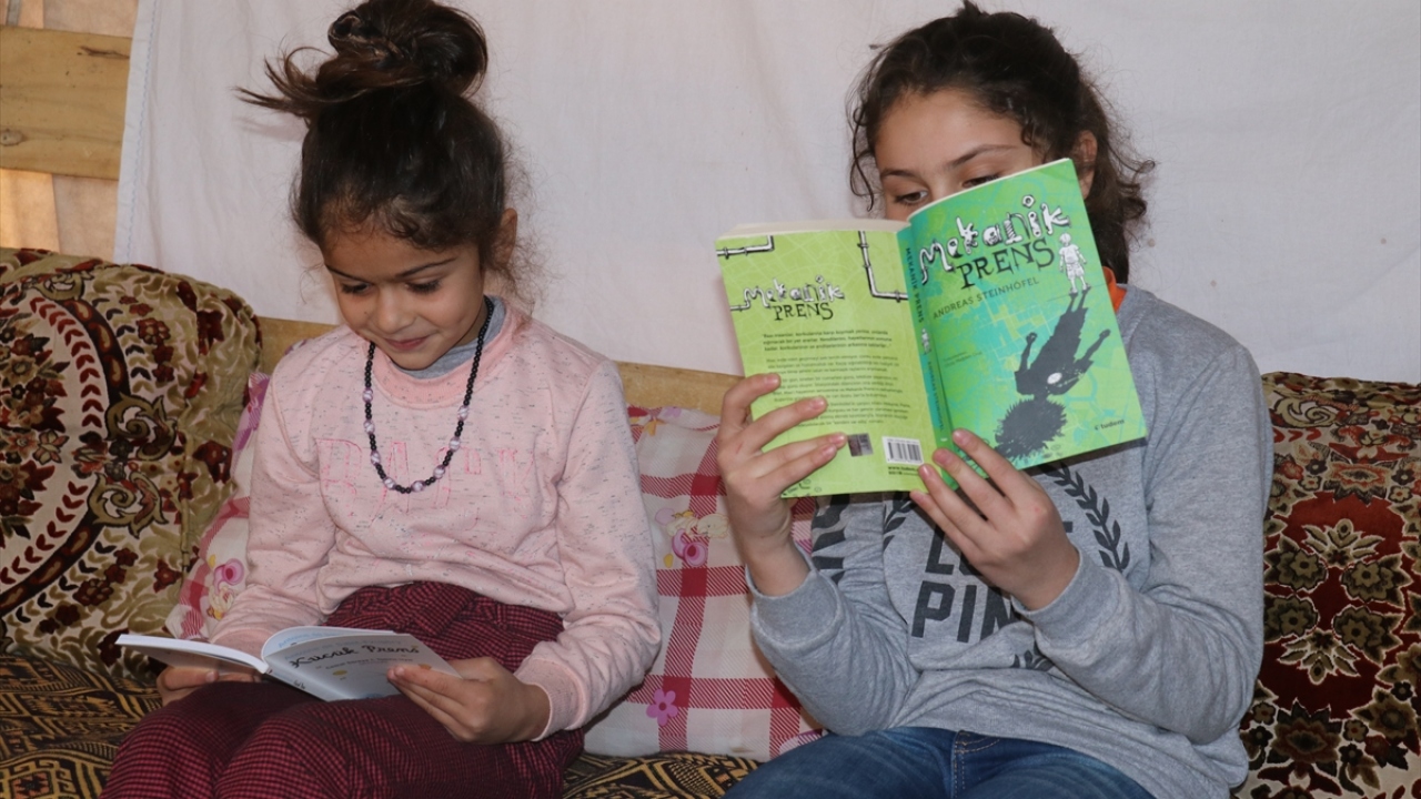 Geçimini hayvancılıkla sağlayan aileleriyle bölgede konaklayan çocuklar da bir yandan günlük işlerde ailelerine yardım ediyor, diğer yandan da cep telefonundan EBA`ya bağlanarak derslerini aksatmıyor.