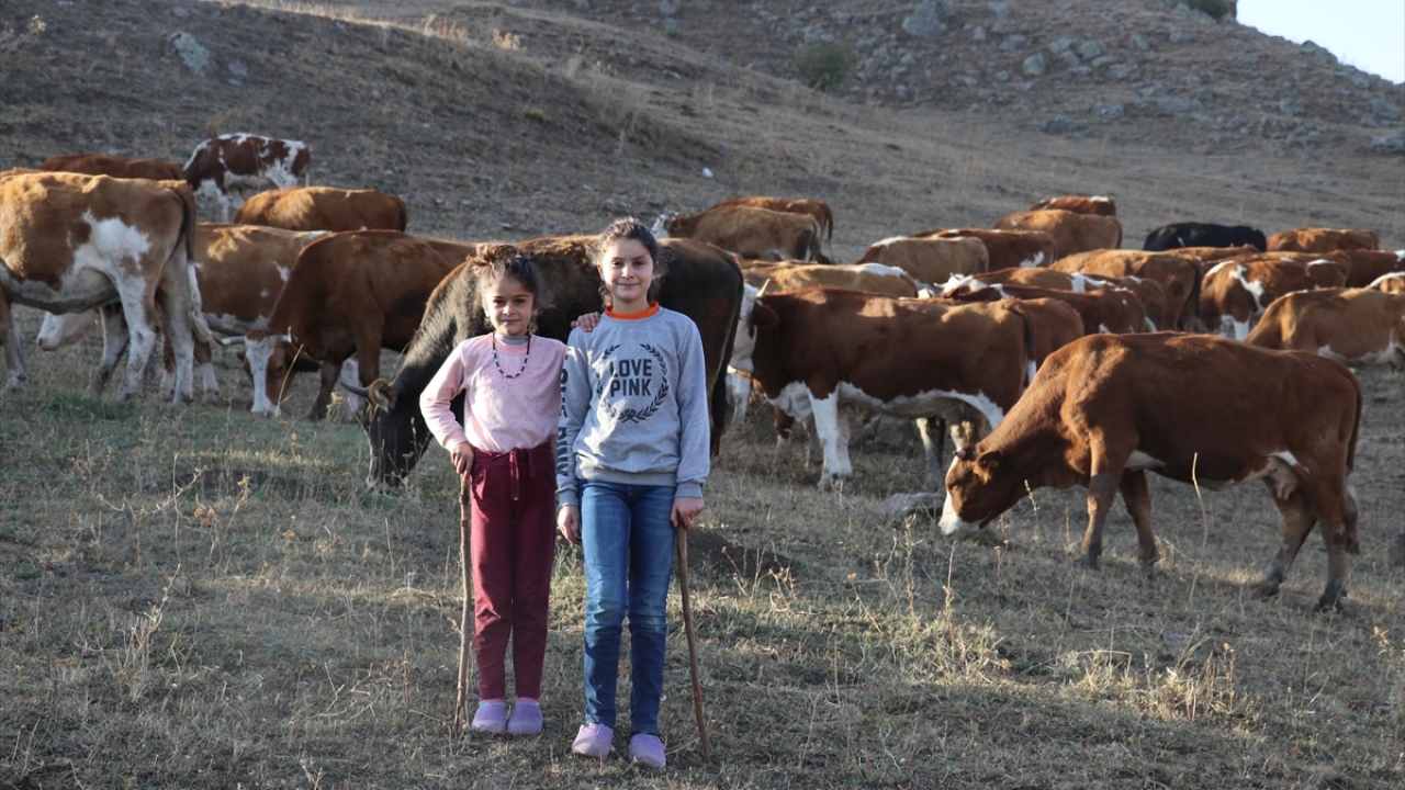 Köy Okulları Yardım Projesi Kurucusu Cafer Canşi de yaylaya ziyarette bulunarak çalışkan kardelenlerle sohbet edip derslerini daha büyük ekranda izlemeleri için tablet hediye etti.