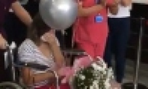 COVID-19'u yenen hemşire alkışlarla taburcu edildi