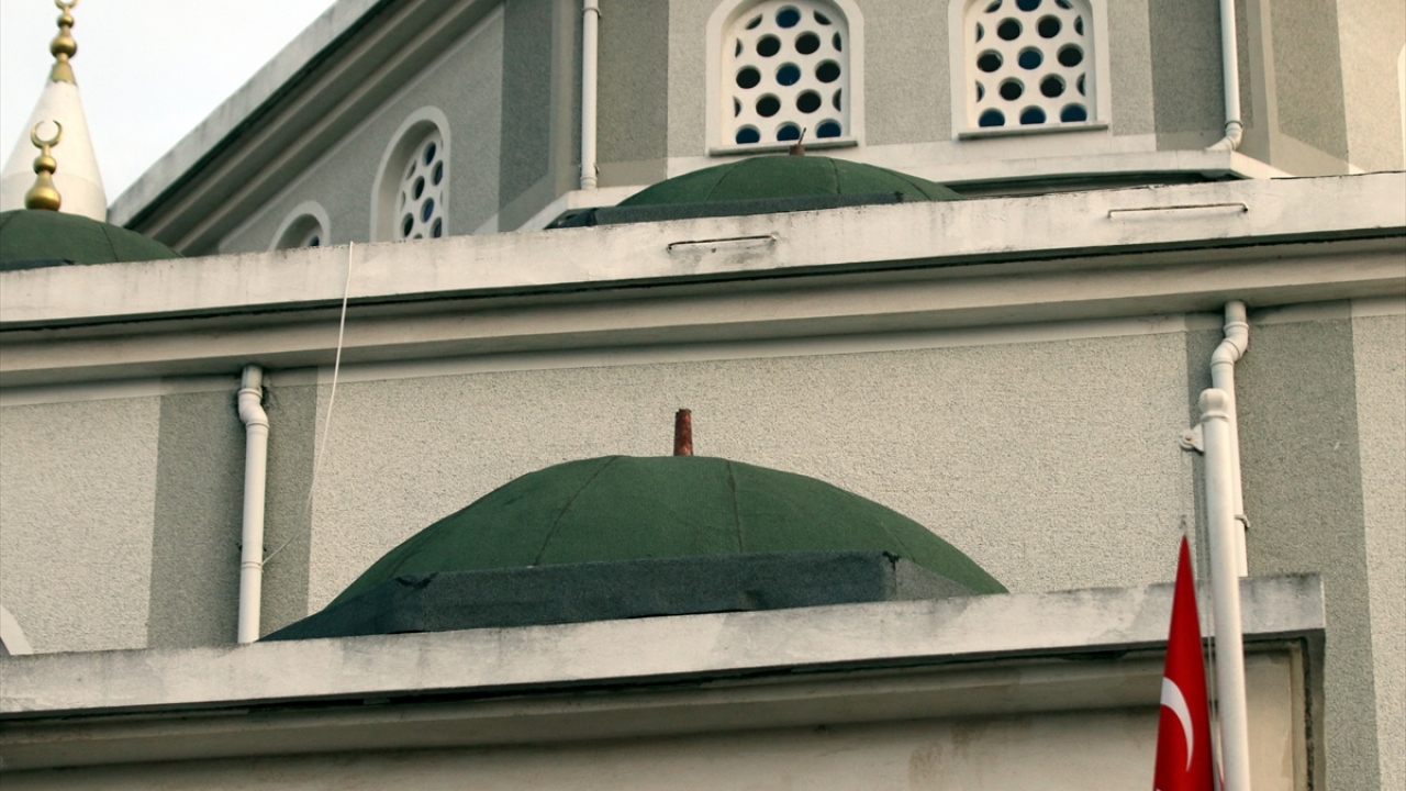 Daha önce de caminin çeşmelerinin çalındığını belirten Büyükbattal, olayı gerçekleştiren kişi ya da kişilerin yakalanmasını istedi.