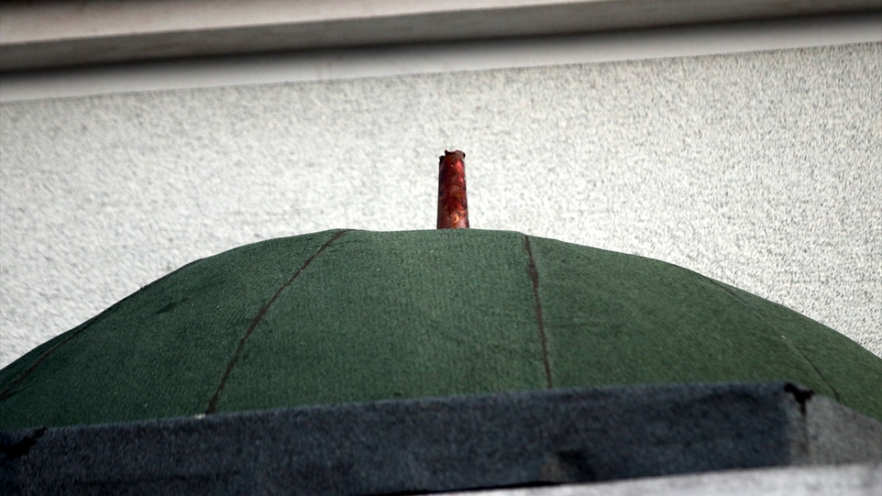  Ekipler tarafından camide inceleme yapıldı. 