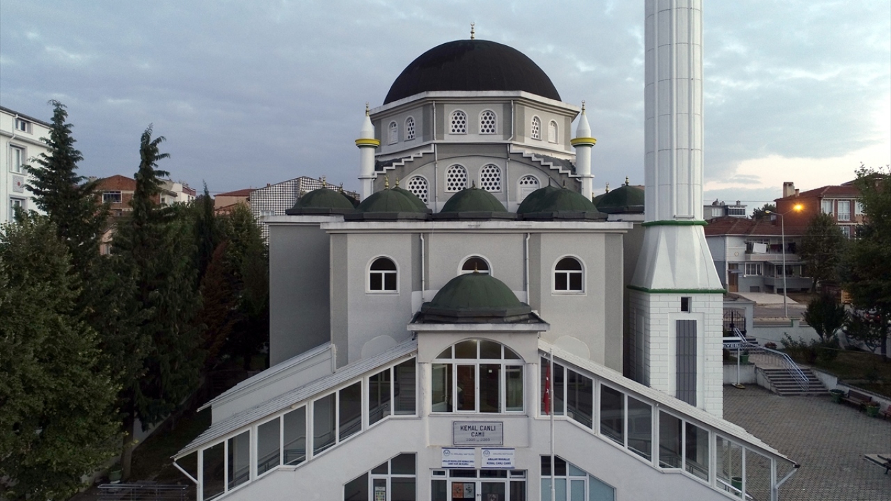 Kemal Canlı Cami Dernek Başkanı Cemalettin Büyükbattal, camideki 7 alemin kırılarak çalındığını söyledi.