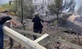 Oğlunu kurtarmak için alevlerin arasına dalacaktı