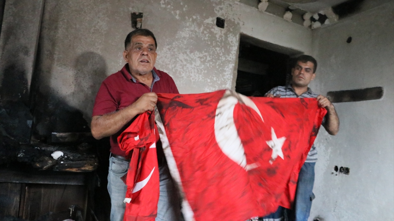 Belen ilçesinde 3 gün önce çıkan yangın, Arsuz ilçesi Karahüseyinli Mahallesi’ndeki 3 çocuk babası emekli İlhan Saydam’ın evini de kullanılamaz hale getirdi.