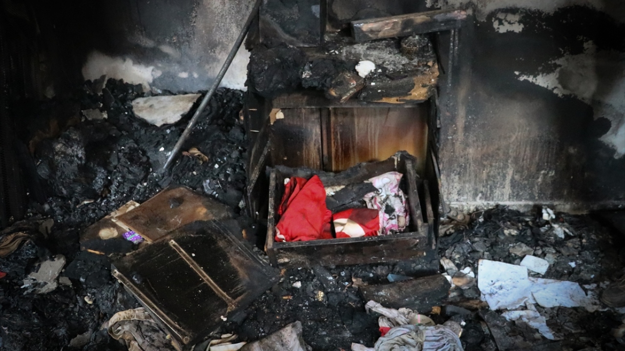 Ormanlık alandan evine sıçrayan alevlerde tüm eşyaları küle dönen Saydam`ın, yatak odasında çekmecede duran Türk bayrakları ise zarar görmedi.