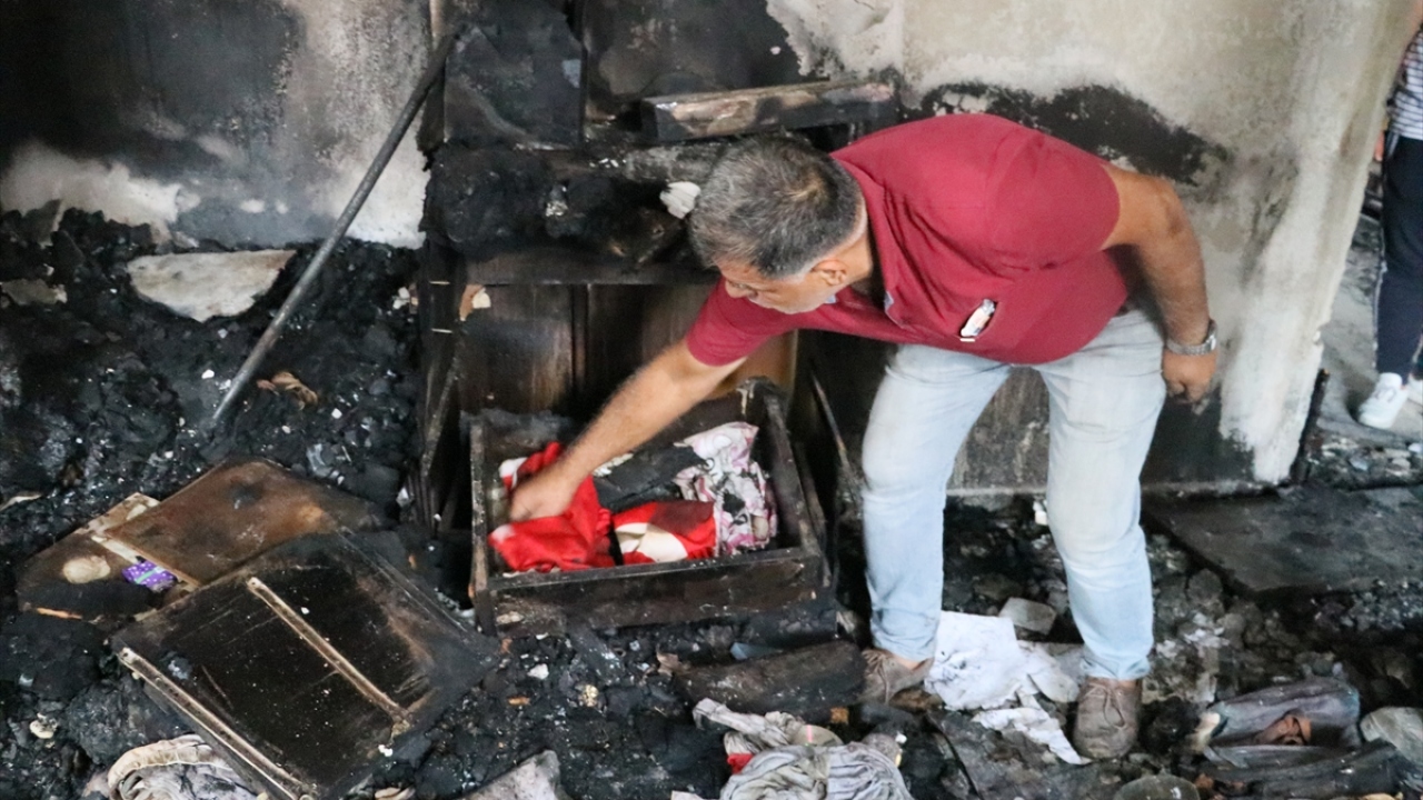 Evinde gazetecilere açıklamada bulunan İlhan Saydam, evi alevlerin yaklaşmasıyla terk ettiklerini söyledi.