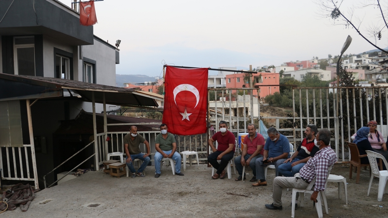 Zor da olsa girdikleri evlerinde çekmeceleri kontrol ettiğini ifade eden Saydam, yatak odasında bütün eşyaların kül olduğunu, sadece 4 Türk bayrağının yanmadığını anlattı.