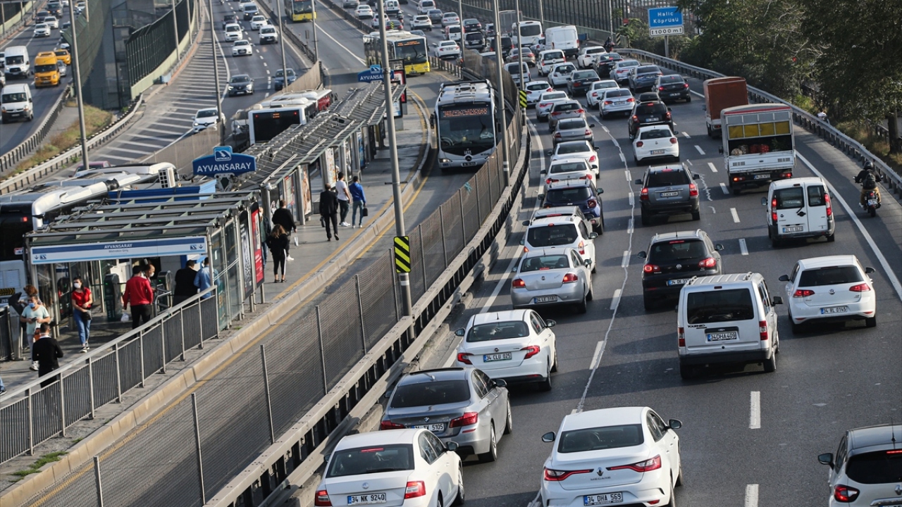 Bazı veliler çocuklarını okula araçla götürmeyi tercih etti.