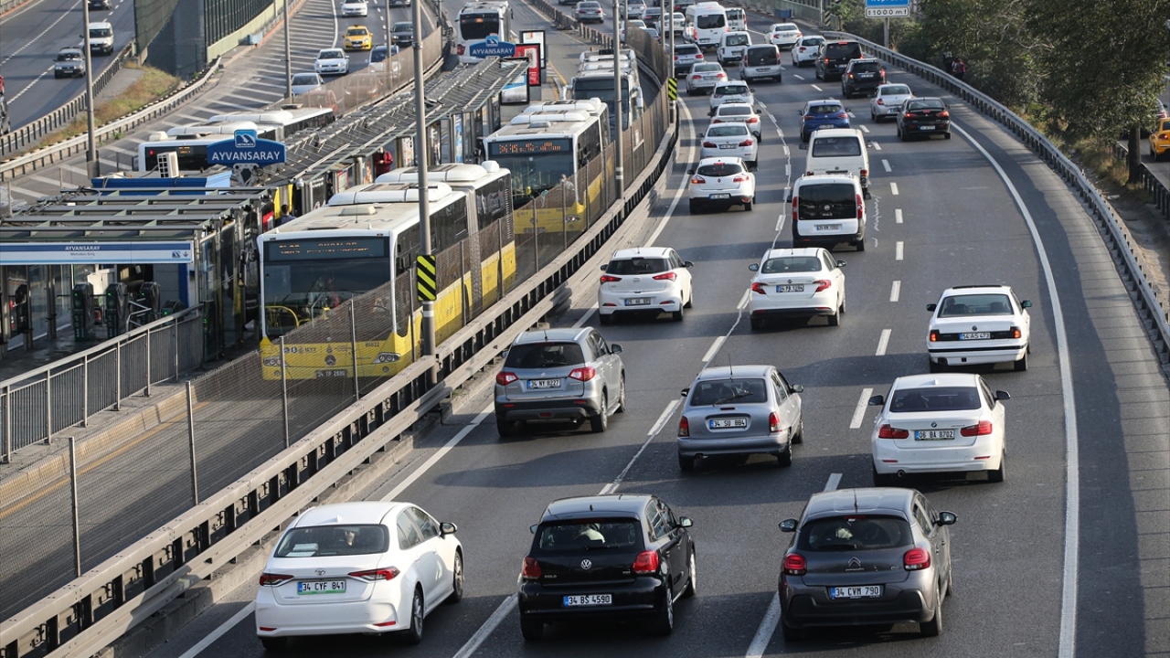 Anadolu Yakası`nda D-100 Karayolu güzergahı boyunca ve bazı ana caddelerde yer yer akıcı trafik yoğunluğu oluştu. Sahil şeridi ve TEM Otoyolu`nun bazı bölümlerinde de yoğunluk görüldü. 