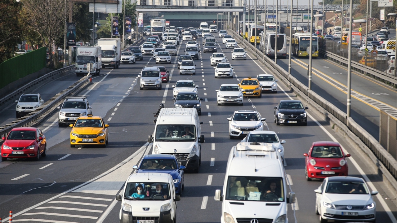 Avrupa Yakası`nda D-100 Karayolu Mecidiyeköy istikametinin yanı sıra Haliç Köprüsü, Halıcıoğlu ve Okmeydanı`nda trafik yoğun akıcı seyrederken, bazı noktalarda trafik durma noktasına geldi.