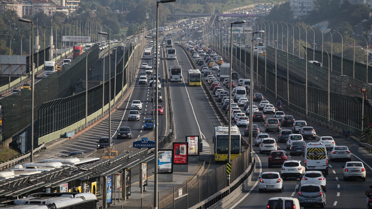 Öte yandan toplu taşıma araçlarında ve duraklarda önceki günlere kıyasla yoğunluk gözlenmedi. 