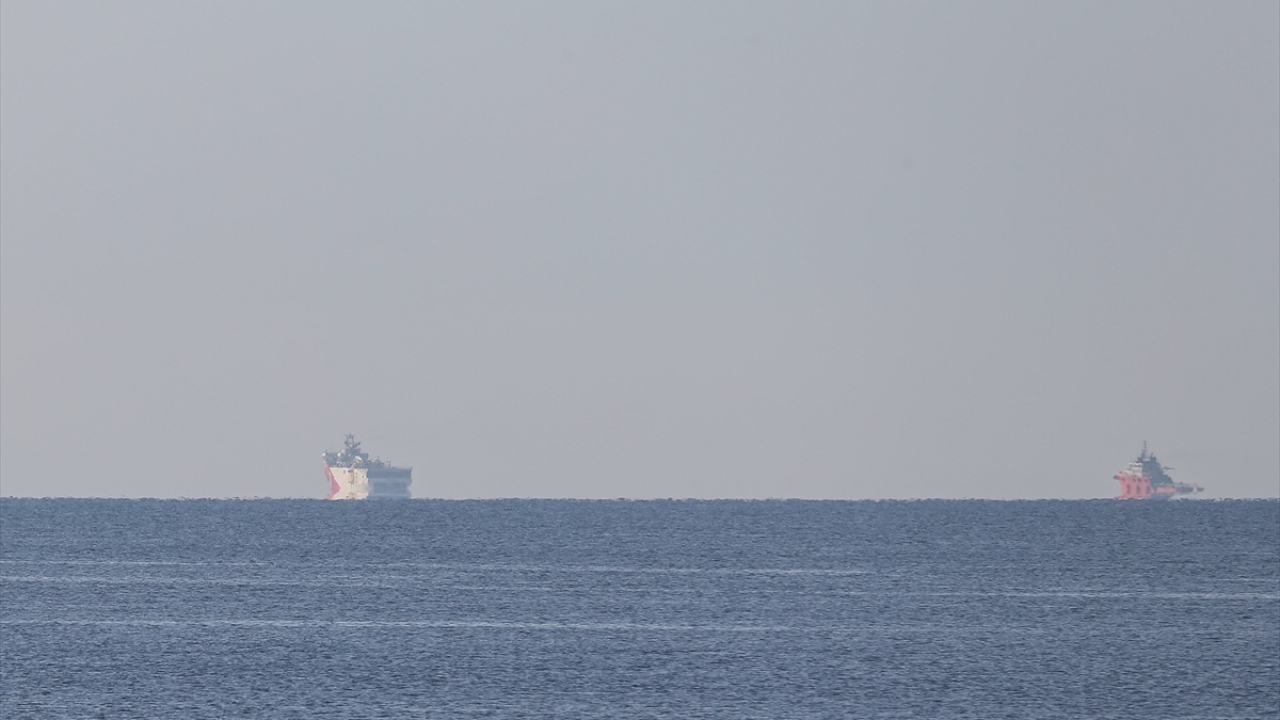 Geminin Akdeniz`de çalışma yürüteceği alan için 12 Ekim`den başlayıp 22 Ekim`de sona erecek yeni NAVTEX (denizcilere duyuru) ilanın ardından Oruç Reis, sabah saatlerinde Antalya Limanı`ndan ayrıldı.
