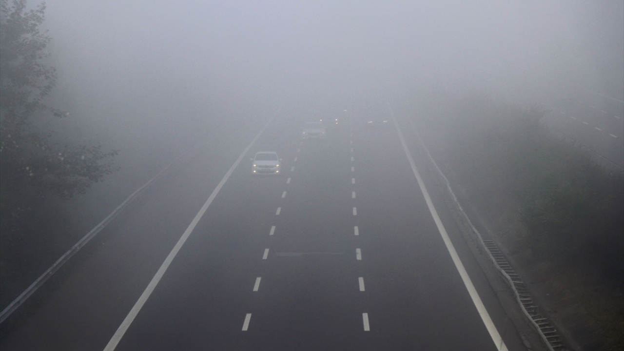 Anadolu Otoyolu`nun Düzce kesiminde etkili olan sis nedeniyle görüş mesafesi yer yer 25 metreye kadar düştü.