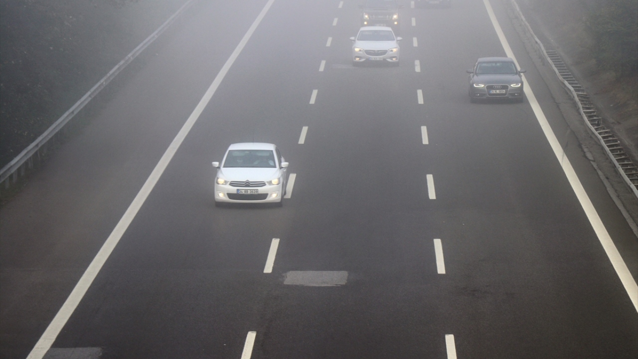 Sabah saatlerinden itibaren otoyolun Düzce kesiminde bulunan Gümüşova rampaları, Küçük Melen, Bataklıçiftlik, Gölyaka ve Düzce gişeleri mevkilerinde etkili olan sis nedeniyle görüş mesafesi azaldı.