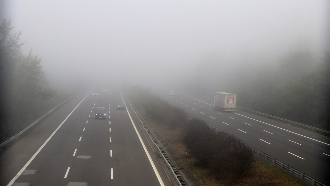 Bölgede görev yapan trafik ekipleri de sürücüleri, takip mesafesini korumaları, hız yapmamaları, trafik işaret ve işaretçilerine uymaları konusunda uyardı.