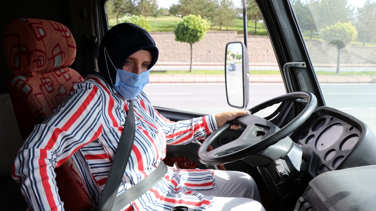Bir sürücü kursunda ağır vasıta usta öğreticiliği yapan Borazan, 1987`de ehliyet alırken kullandığı Murat 124 marka otomobilin maketini yaptırıp evinin en güzel yerine koydu.