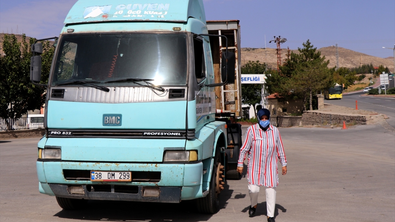 Otomobil kullanmayı babasını izleyerek öğrenen ve 1987 yılında ilk ehliyetini alan 51 yaşındaki Borazan, zaman içerisinde tırdan otobüse, traktörden kamyona birçok aracı kullanabilmek için gerekli olan ehliyet sınıflarına sahip oldu.