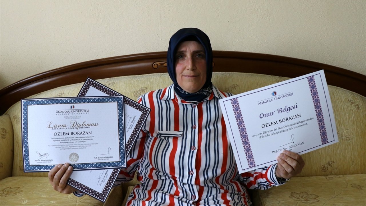 Anadolu Üniversitesi Açıköğretim Fakültesinde sosyal hizmetler önlisans ile kamu yönetimi lisans bölümlerinden mezun olan Borazan, aynı üniversitede Uluslararası İlişkiler bölümünde son sınıf öğrencisi olarak eğitim hayatına devam ediyor.