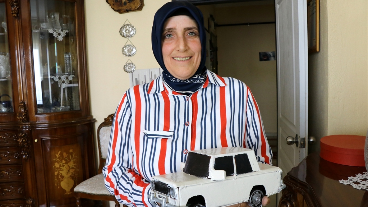 İşaret dili tercümanlığından maket uçak yapımına, dikiş nakıştan diksiyona, el sanatlarından aşçılığa kadar yaklaşık 40 kursa katılarak çok sayıda sertifika alan Borazan, azmi, heyecanı ve marifetleriyle örnek oluyor.