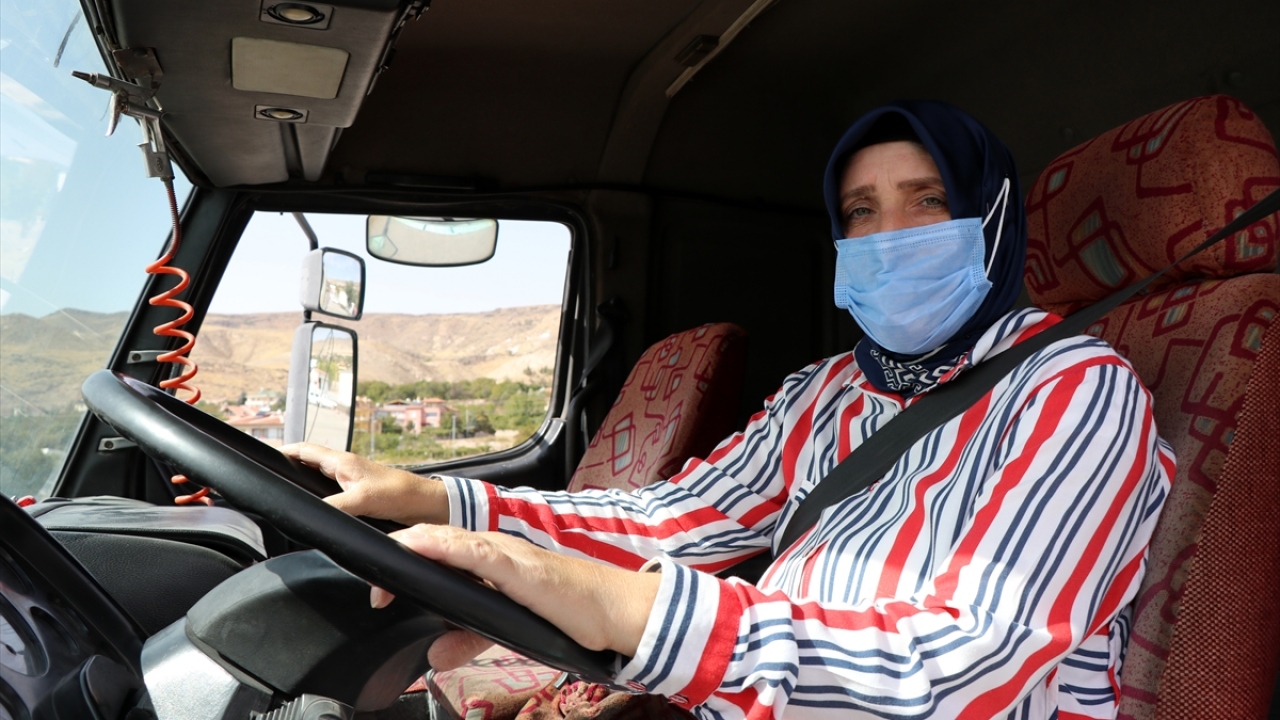 Babasının, otomobil kullanabileceğine inanmadığını fakat ilk denemesinde bu işi başardığını belirten Borazan, o günden beri direksiyon başında olduğunu aktardı.