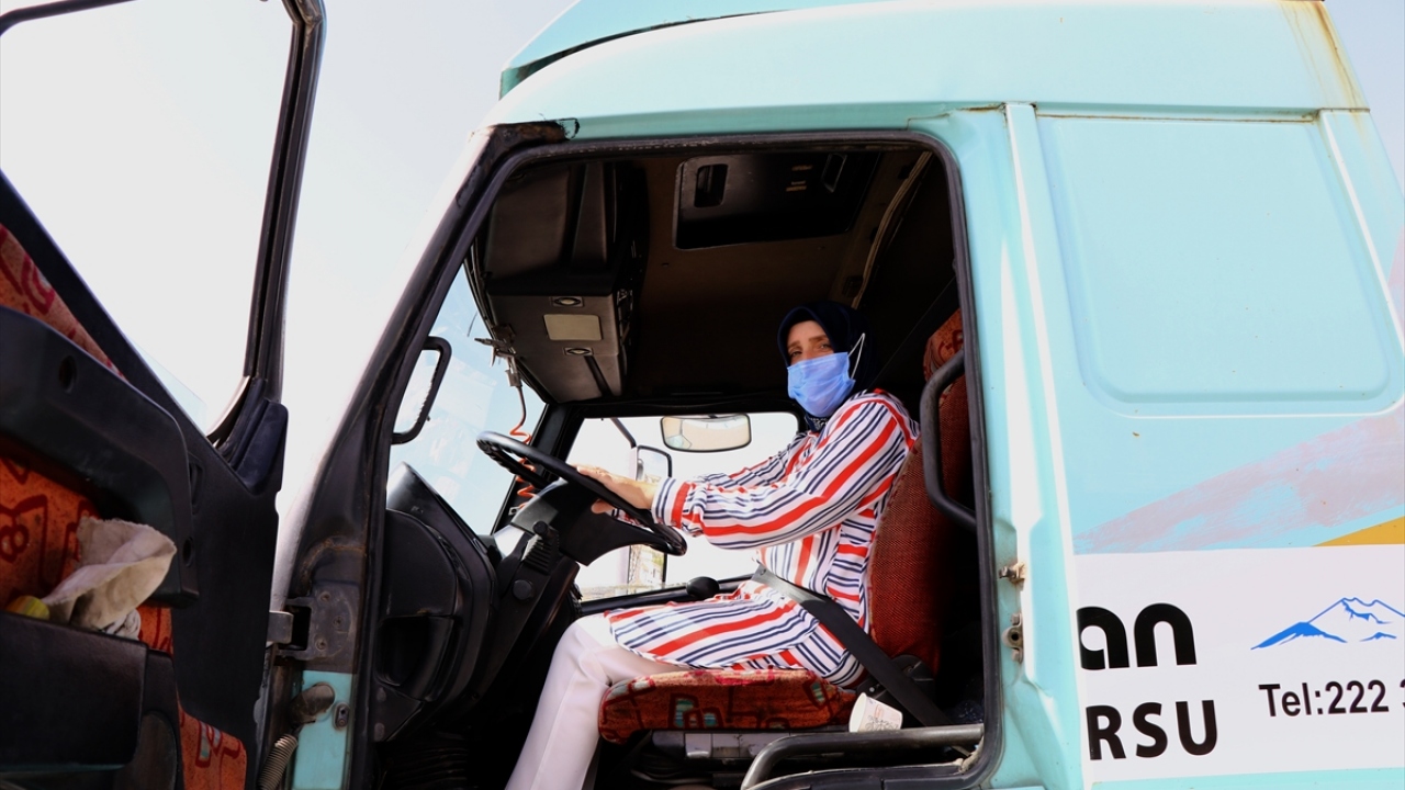 "Azmin elinden bir şey kurtulmuyor"