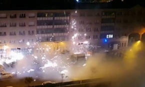 Fransa'da polis karakoluna havai fişeklerle saldırı