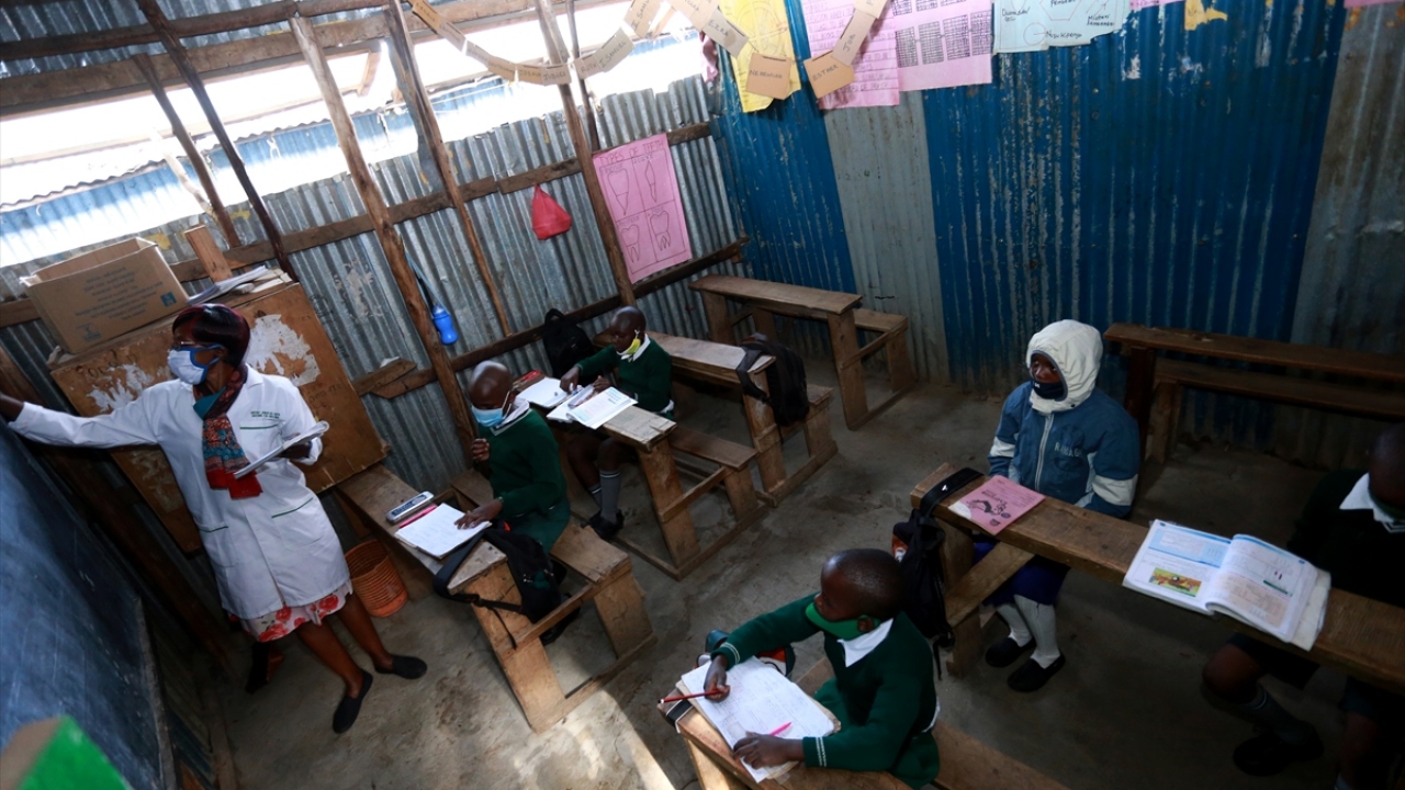 Covid-19 tedbirleri kapsamında ilk etapta 4, 8 ve 12. sınıflarda ders verileceği belirtilirken, başkent Nairobi`deki gecekondu mahallelerinde oturan öğrenciler, maske takıp sosyal mesafe kurallarına uyarak ders başı yaptı.