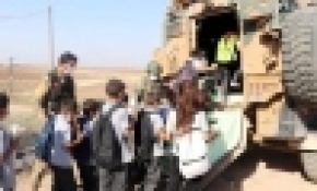 Mehmetçik Resulayn'da öğrencileri zırhlı araçlarla okula taşıyor