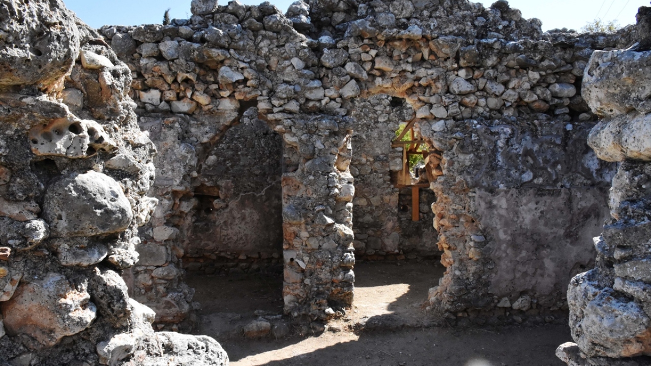 Birçok eser gün yüzüne çıkarılıyor, ayakta kalan tarihi yapılar restore edilerek turizme kazandırılıyor.