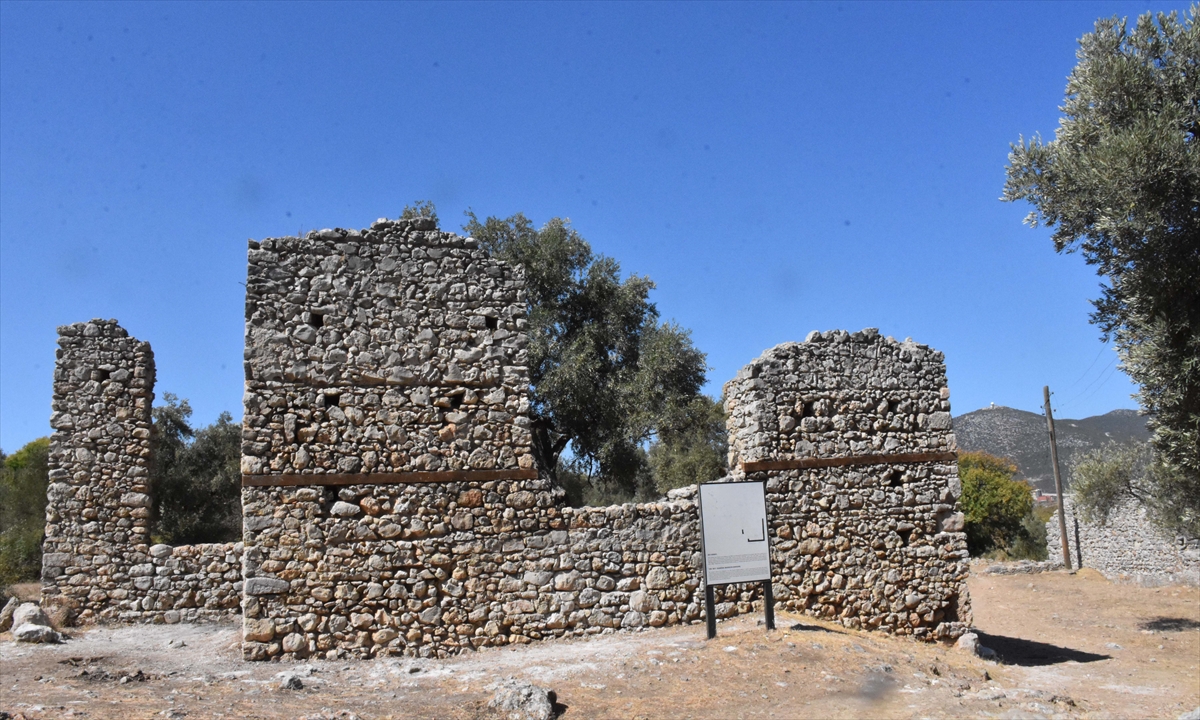 Antik kentte, Prof. Dr. Kadir Pektaş başkanlığında, Kültür ve Turizm Bakanlığı kararıyla 12 aya çıkarılan arkeolojik kazı ve restorasyon çalışmaları sürüyor.