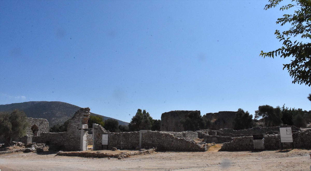 Pektaş, yaptığı açıklamada, antik kentin tarihinin milattan önce 2 binlere kadar uzandığını, asıl önemini Menteşe Beyliği döneminde kazandığını söyledi. 