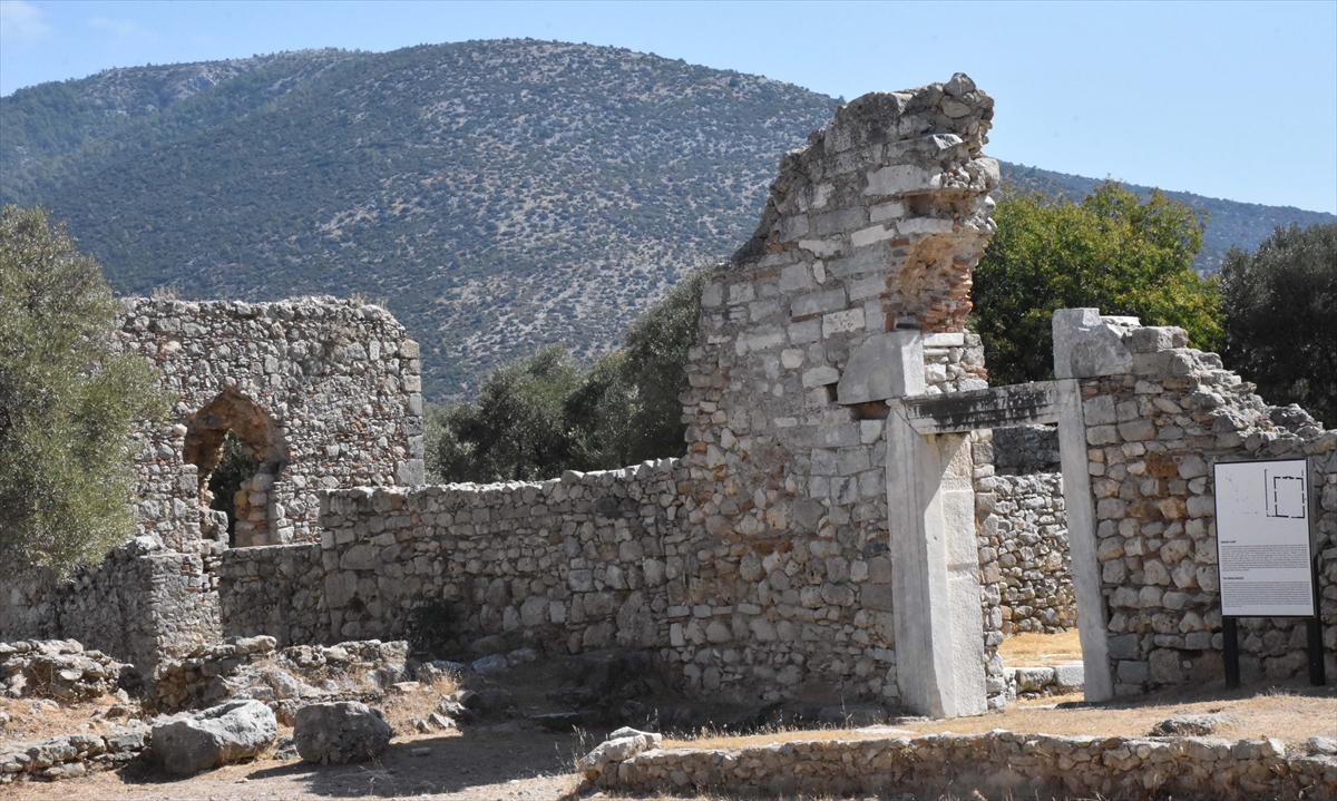 Pektaş, alanda yürütülen kazılarda Helenistik, Osmanlı, Roma, Bizans ve Menteşe dönemlerine ait yüzük, bilezik, kolye uçları ve çok sayıda sikke bulunduğunu dile getirdi.