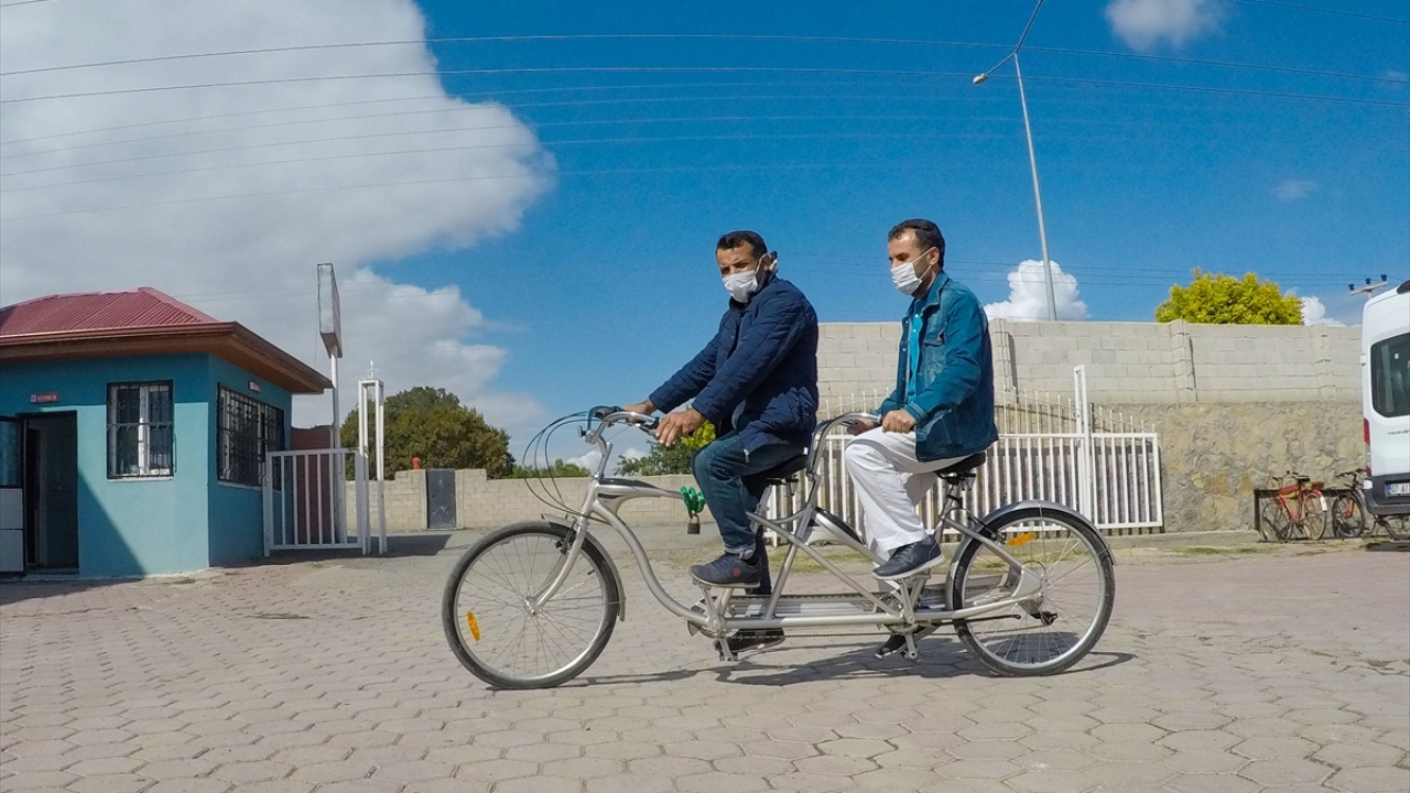 Bedensel engelli Abidin Toyran da yıllardır bindikleri tek kişilik bisikletle arkadaşı Nusret`in pedal çevirdiğini, kendisinin de direksiyonu yönettiğini anlattı.