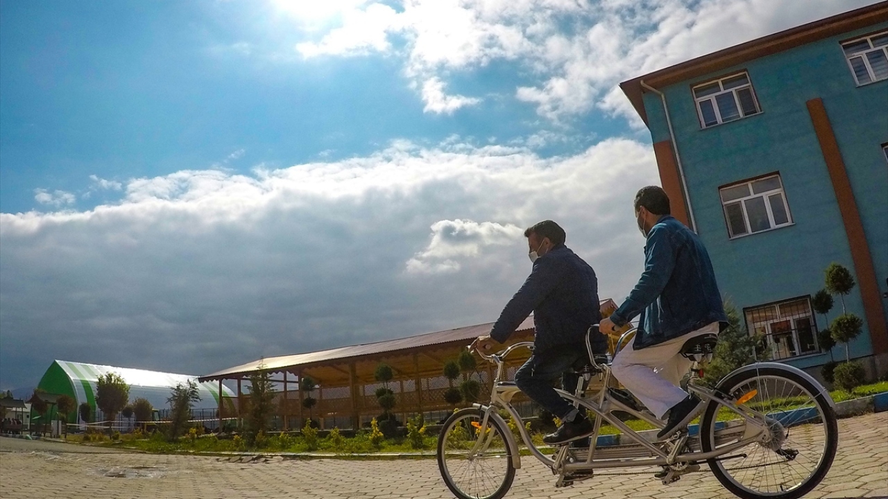 Görme engelli sporcu Nusret Açık ise arkadaşı Toyran ile yıllardır tek kişilik bisikletle gezdiklerini ve bunun da çok zor olduğunu söyledi. 