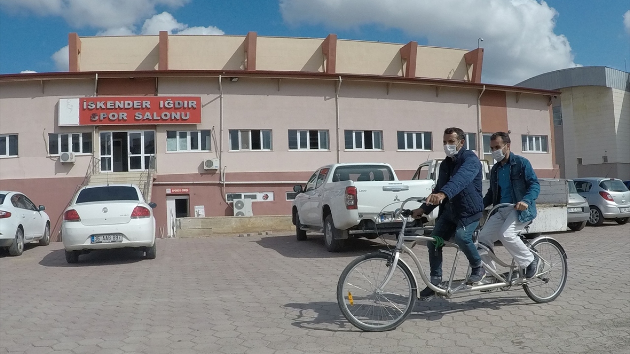 Bisiklet hediyesiyle çok mutlu oldular