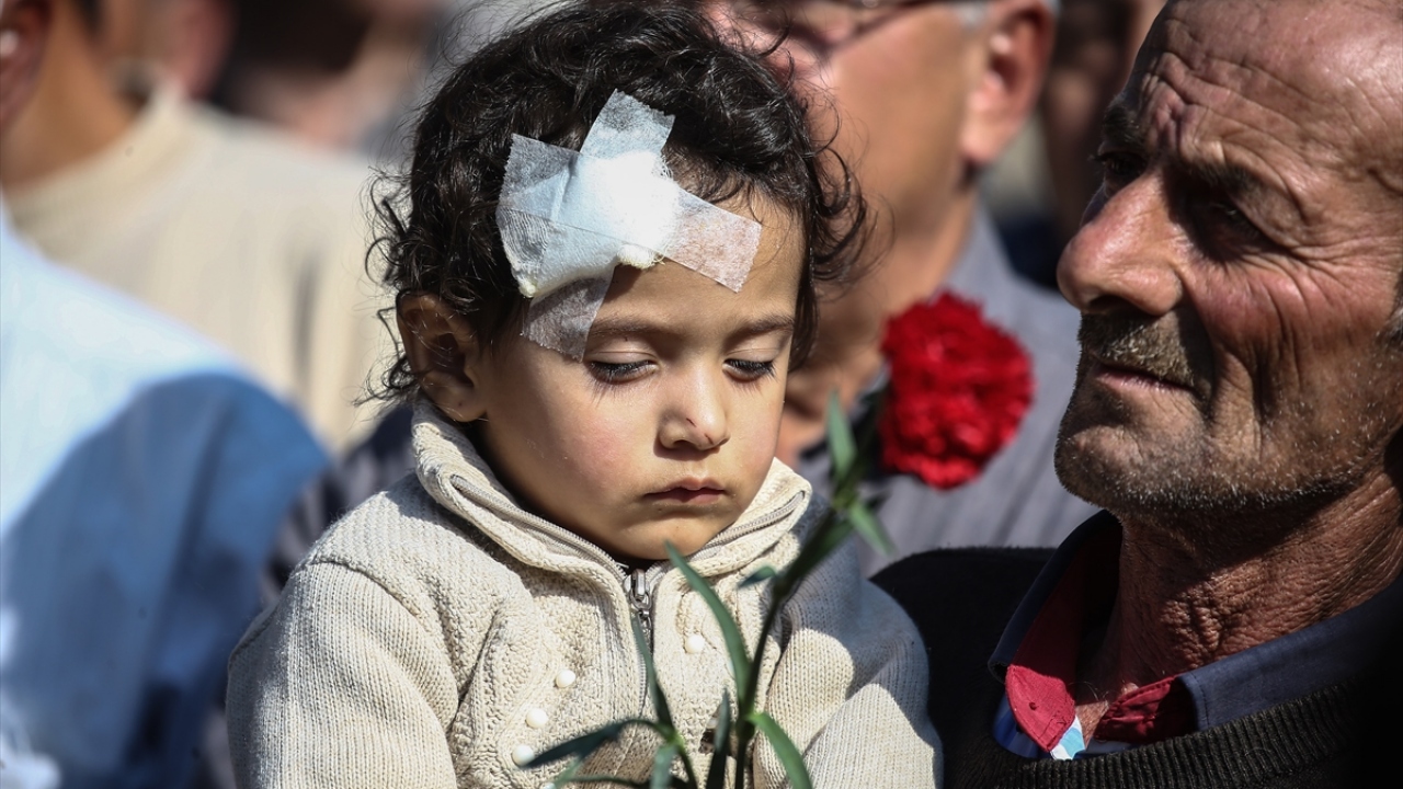 Saldırı sırasında yaralanan 3 yaşındaki Meryem de karanfil bıraktı.