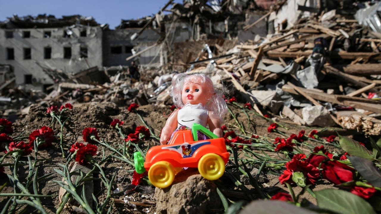 Gence halkı, saldırıda hayatını kaybeden ve yaralanan çocuklar için, füzenin düştüğü yere enkaz altından çıkarılan çocuk oyuncakları ve karanfiller bırakarak olayı kınadı. 