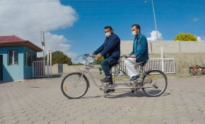 Birbirlerine ayak ve göz olan iki arkadaşa tandem bisiklet hediye edildi