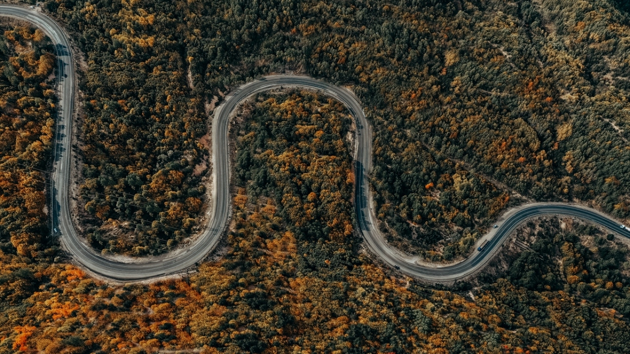 Sivas`ın Suşehri ve Zara ilçeleri arasında bulunan Geminbeli Geçidi, sonbaharda oluşan renk cümbüşüyle bir başka güzelliğe büründü.