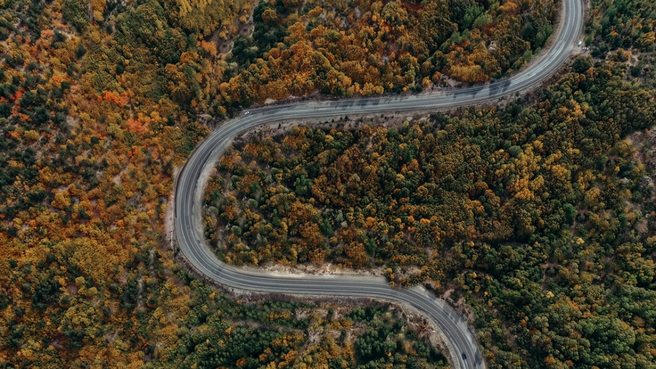 Karadeniz Bölgesi`nin İç Anadolu Bölgesi`ne açılan kapılarından 2010 rakımlı Geminbeli Geçidi`nde, sonbahar mevsiminin etkisiyle doğa ayrı bir güzelliğe kavuştu.