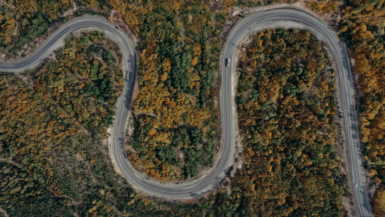 Geminbeli Geçidi`nin etrafında bulunan ağaçlar, bugünlerde sarı ve yeşil renklerin bütün tonlarını taşıyor.