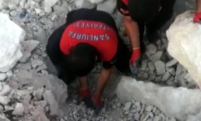 Toprak ve kaya yığınının altında kalan yavru köpek kurtarıldı